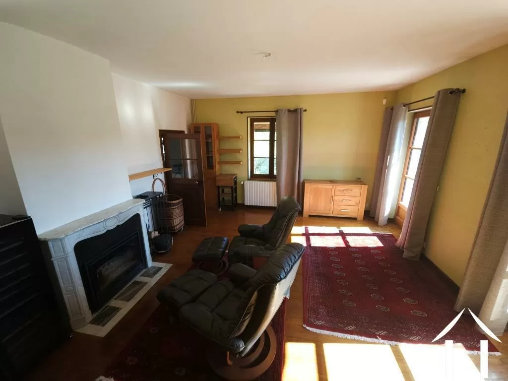 Salon avec cheminée et accès à la terrasse-balcony