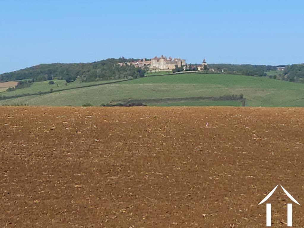Vue du jardin sur le village médiéval du Château de Chateauneuf en Auxois
