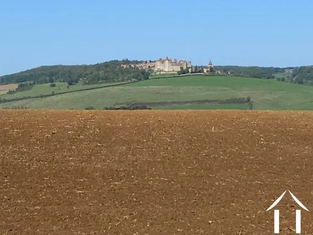 Vue du jardin sur le village médiéval du Château de Chateauneuf en Auxois