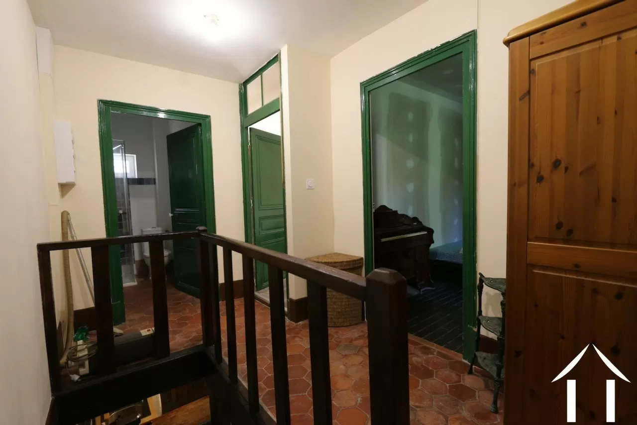 Atterrissage au premier étage avec vue sur les deux chambres et la salle de bains