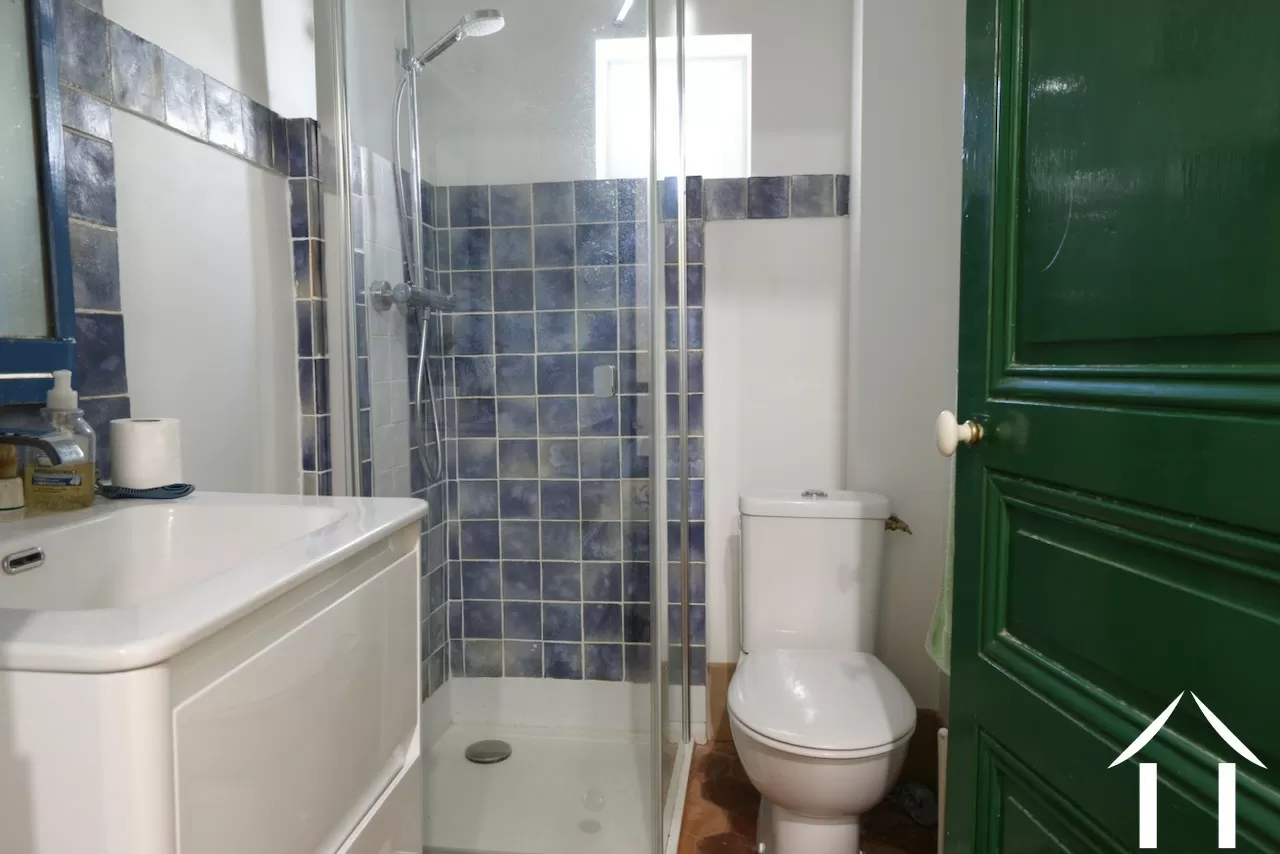 salle de douche au 1er étage avec toilettes