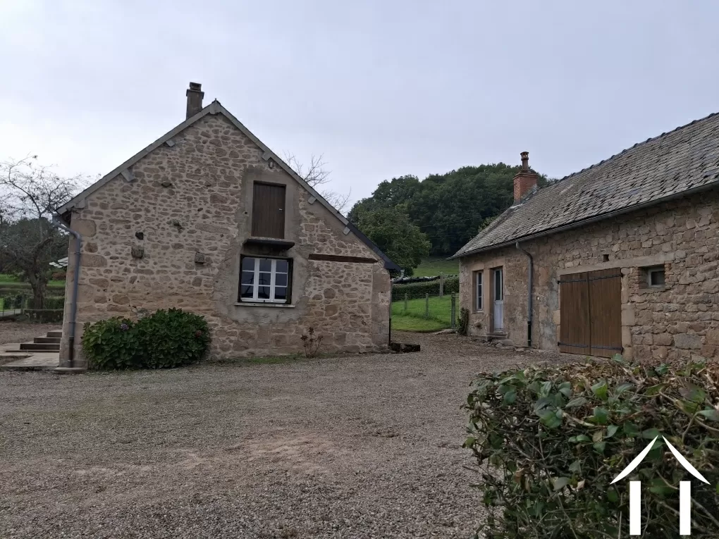 Vue latérale de la maison/accès au grenier