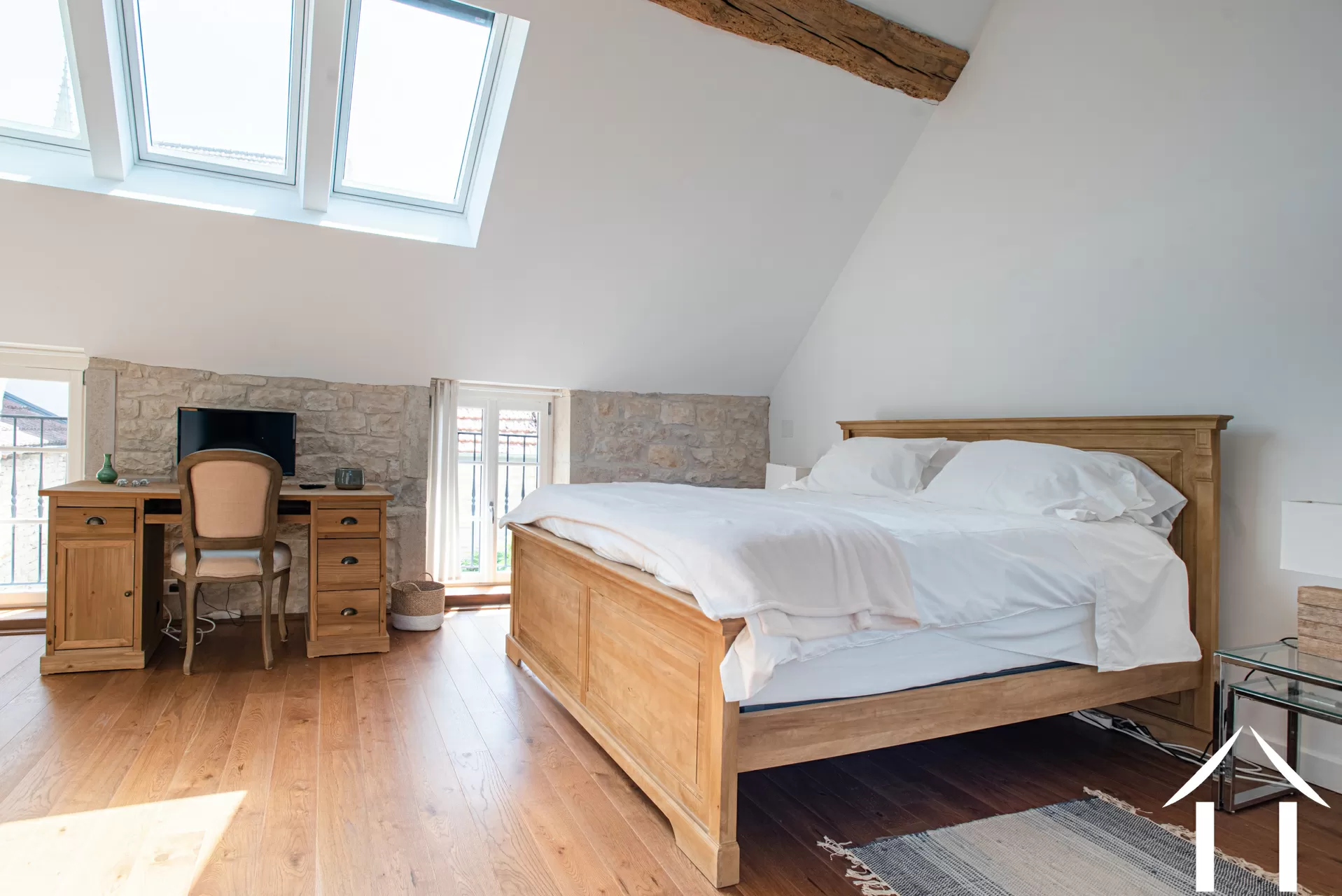 Chambre principale avec des planchers en bois