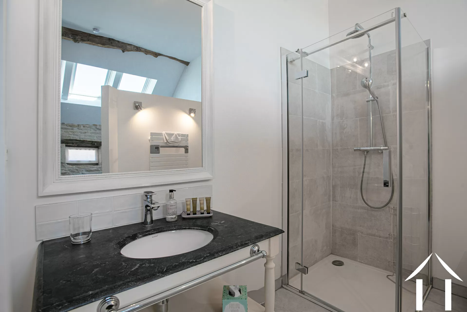 Chambre 1 avec salle de douche et toilettes attenantes