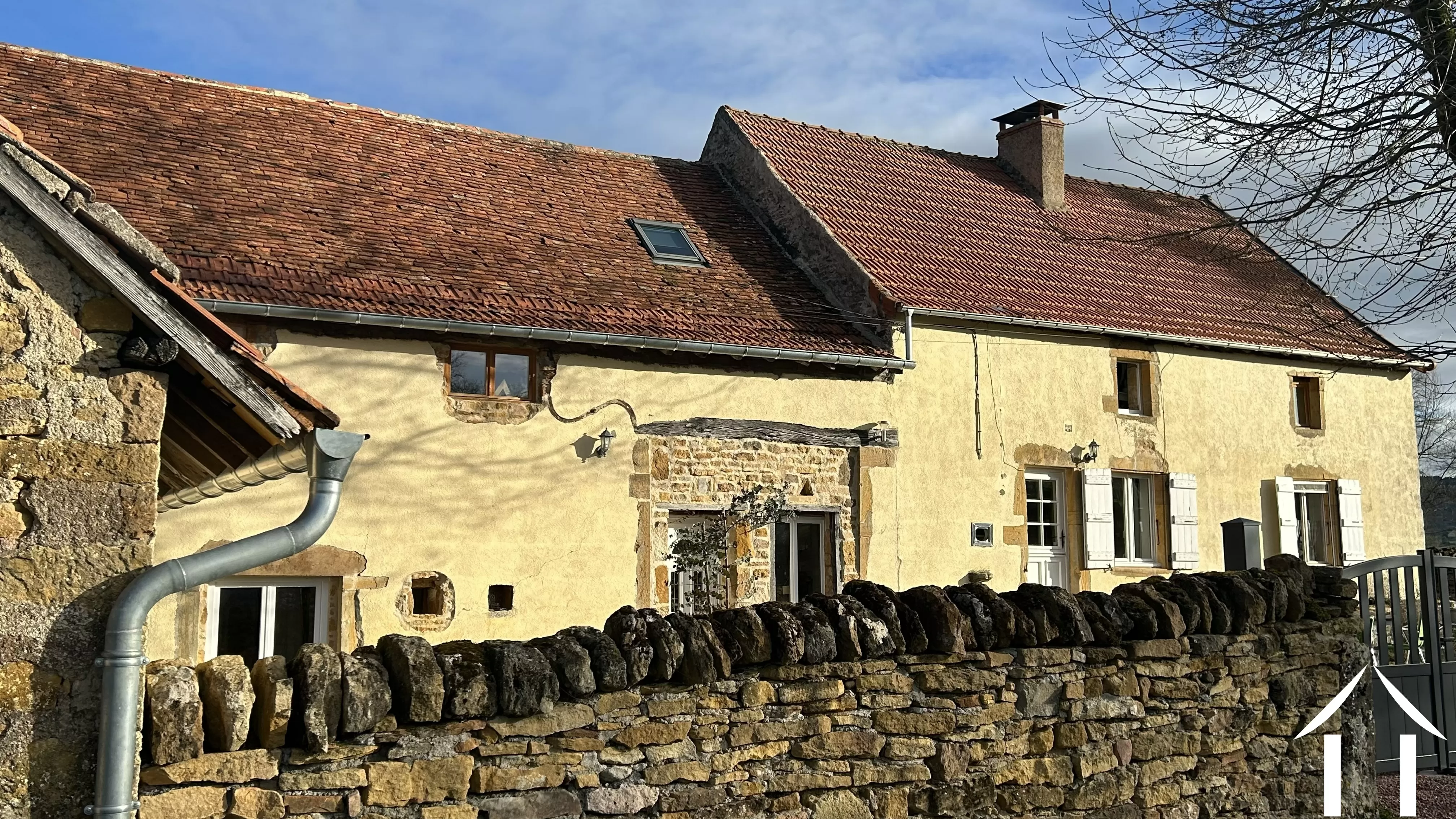 Ferme caractéristique avec de gites et une piscine