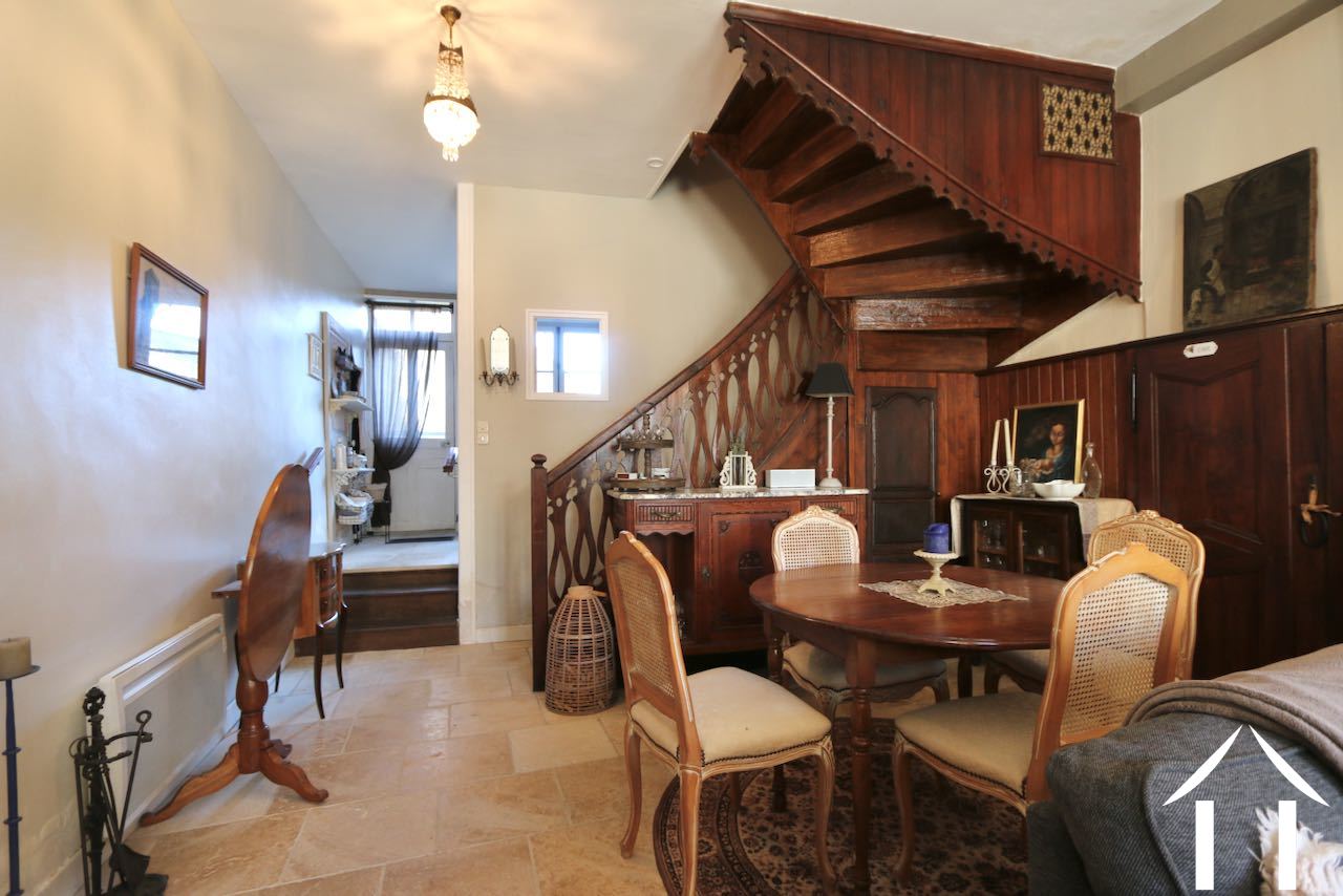 Coin repas dans pièce de vie