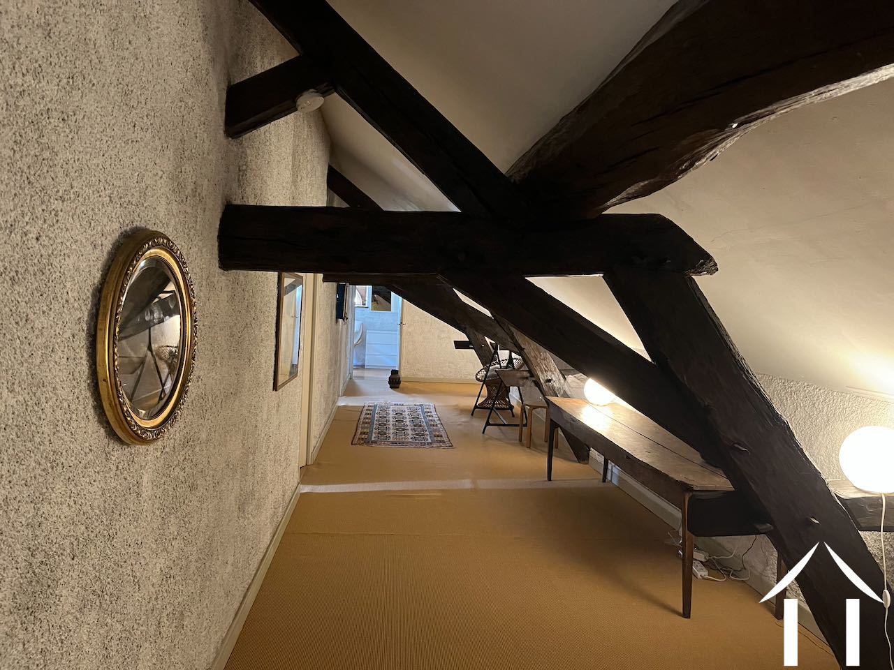 Couloir desservant 3 chambres et une salle d'eau avec WC