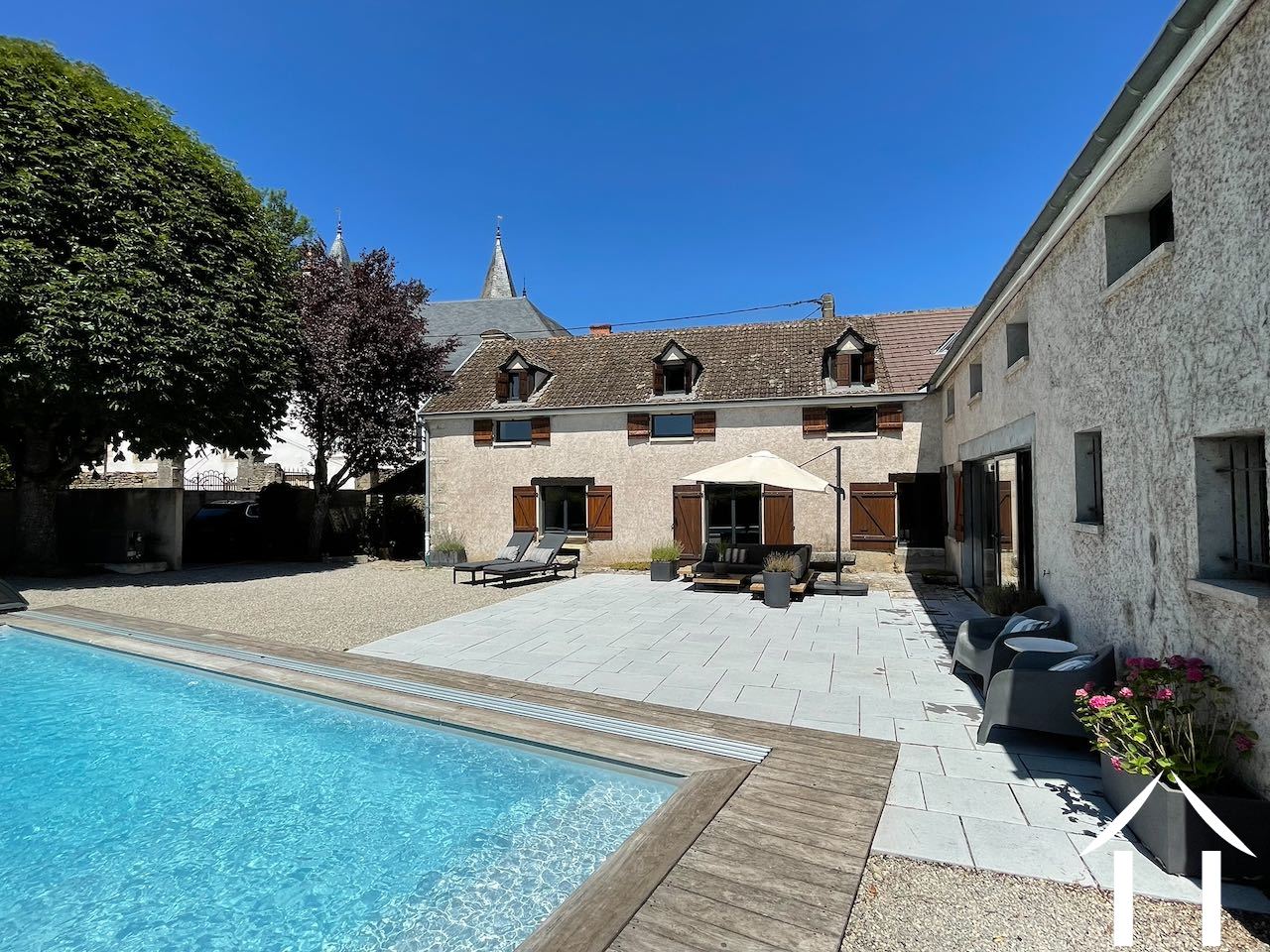 Maison en forme de L avec cour et piscine