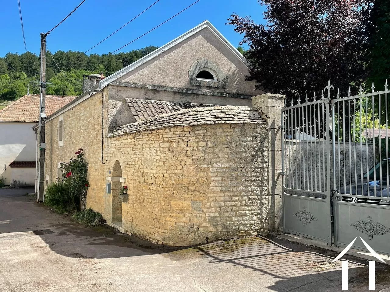 Façade côté rue avec portail