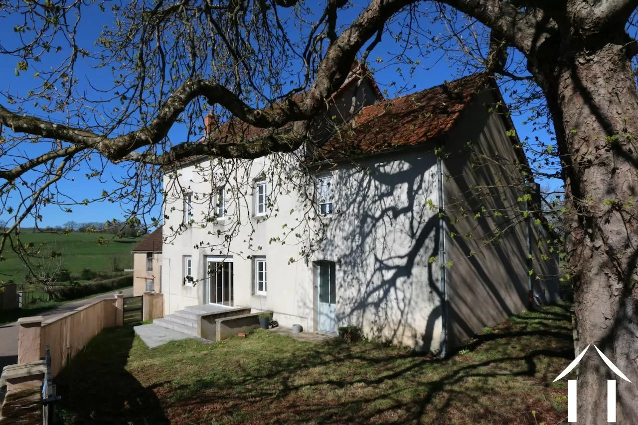 Maison haute avec des granges et un jardin