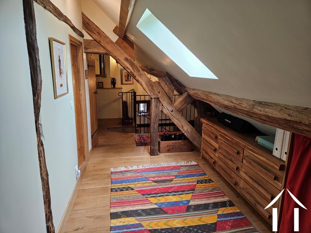 Hall de l'étage supérieur reliant les deux chambres et la salle de bain