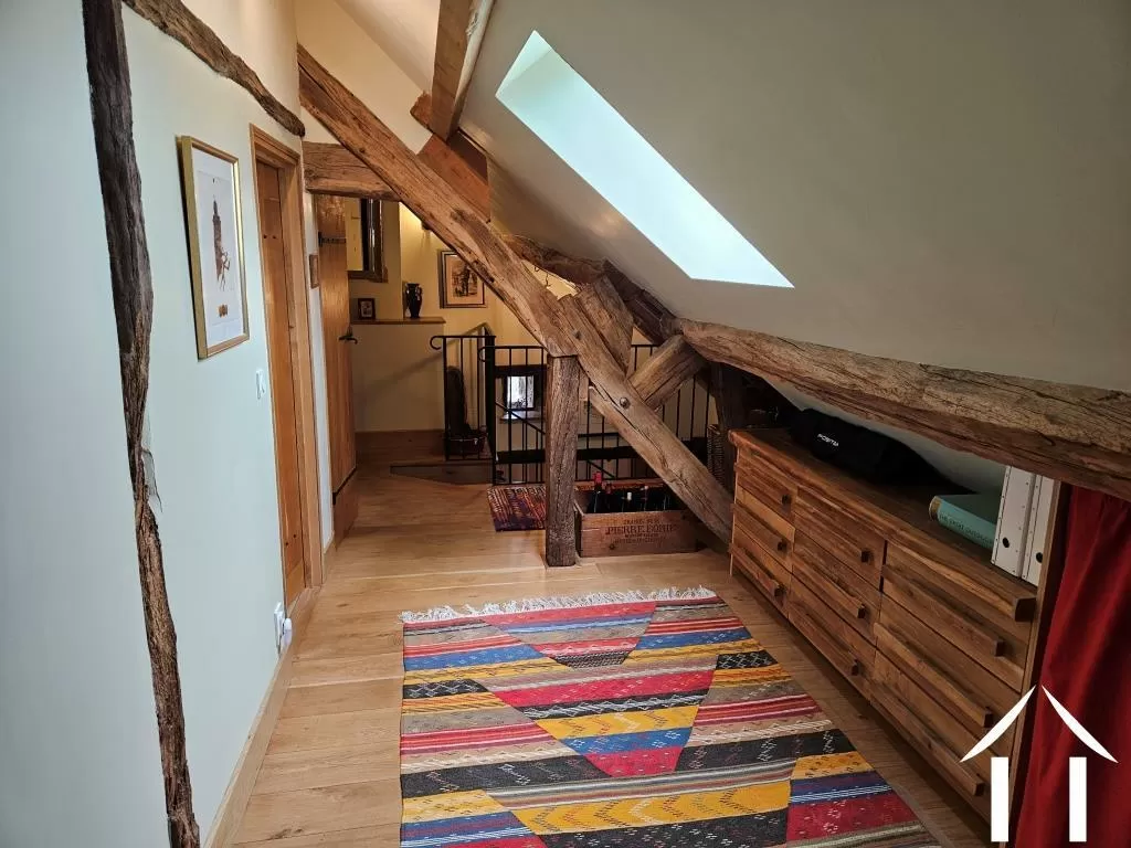 Hall de l'étage supérieur reliant les deux chambres et la salle de bain