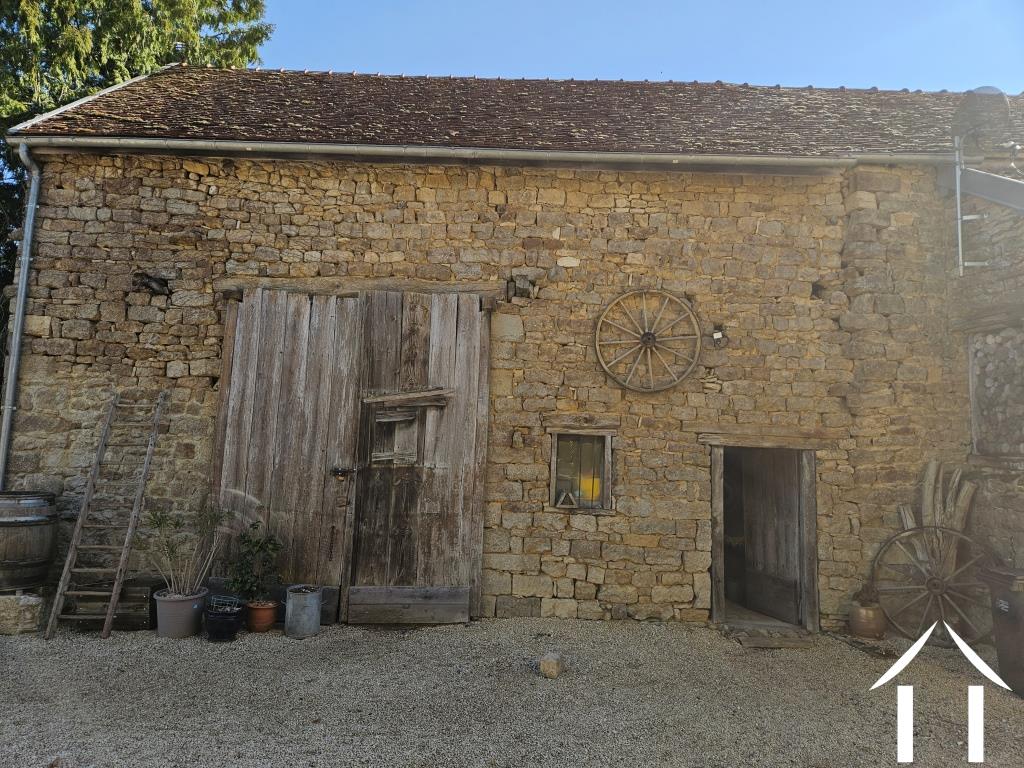 Bâtiment de grange et d'écurie dans la cour
