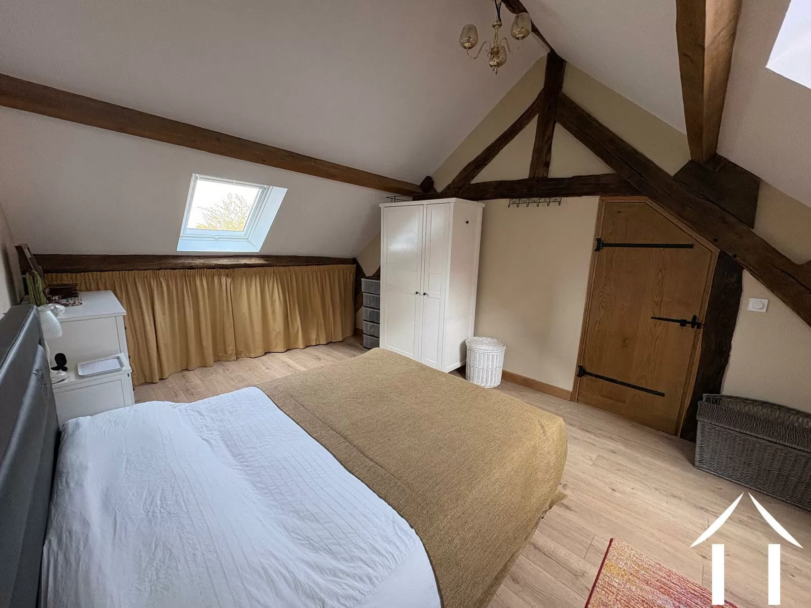 Chambre principale avec poutres apparentes