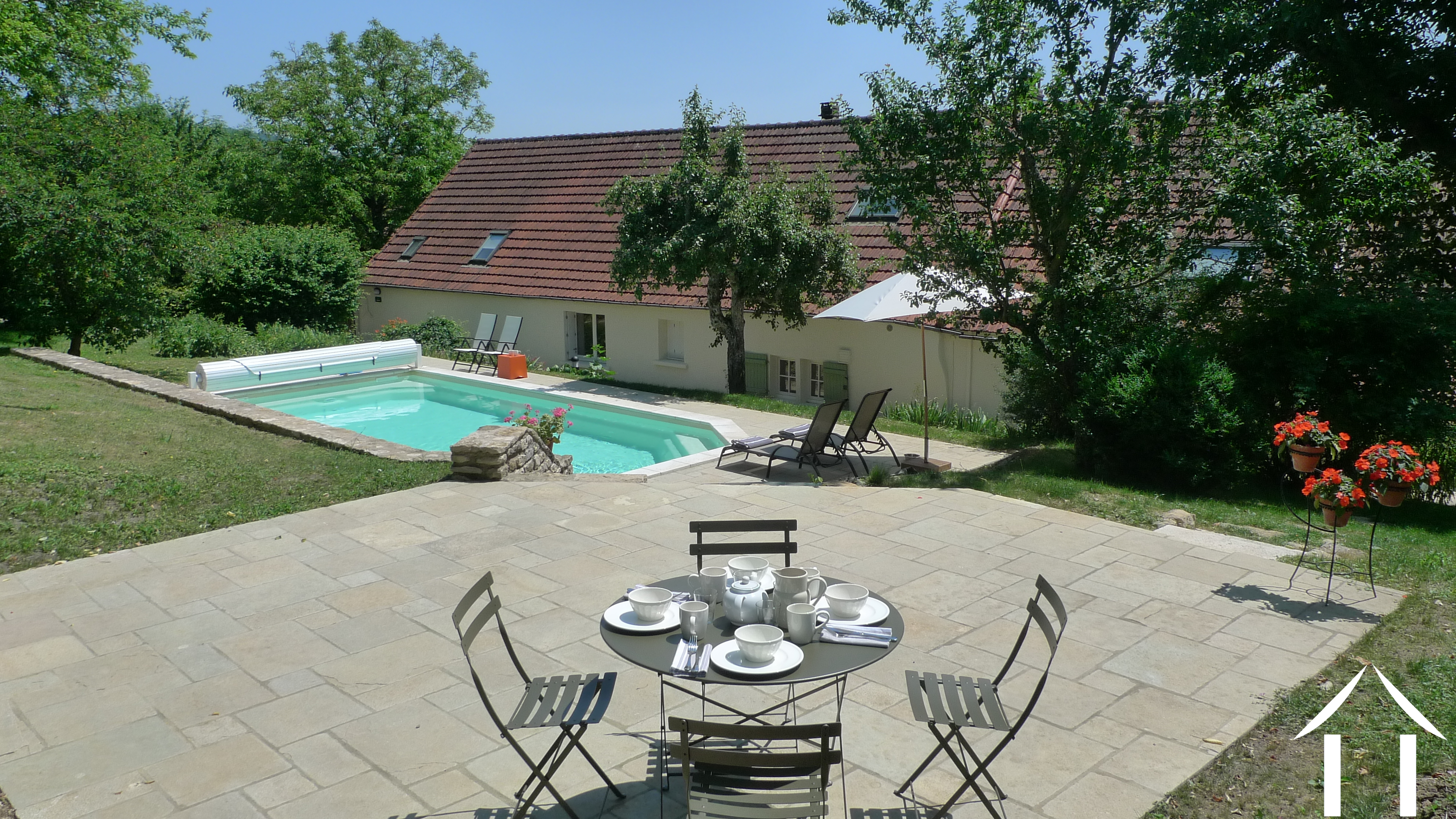 Grand jardin avec piscine