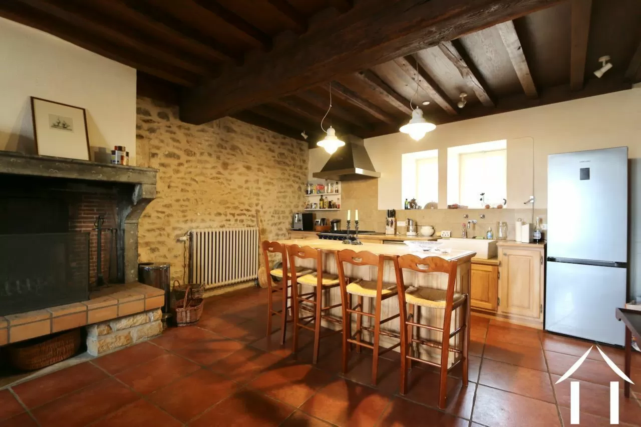 Cuisine avec cheminée ouverte