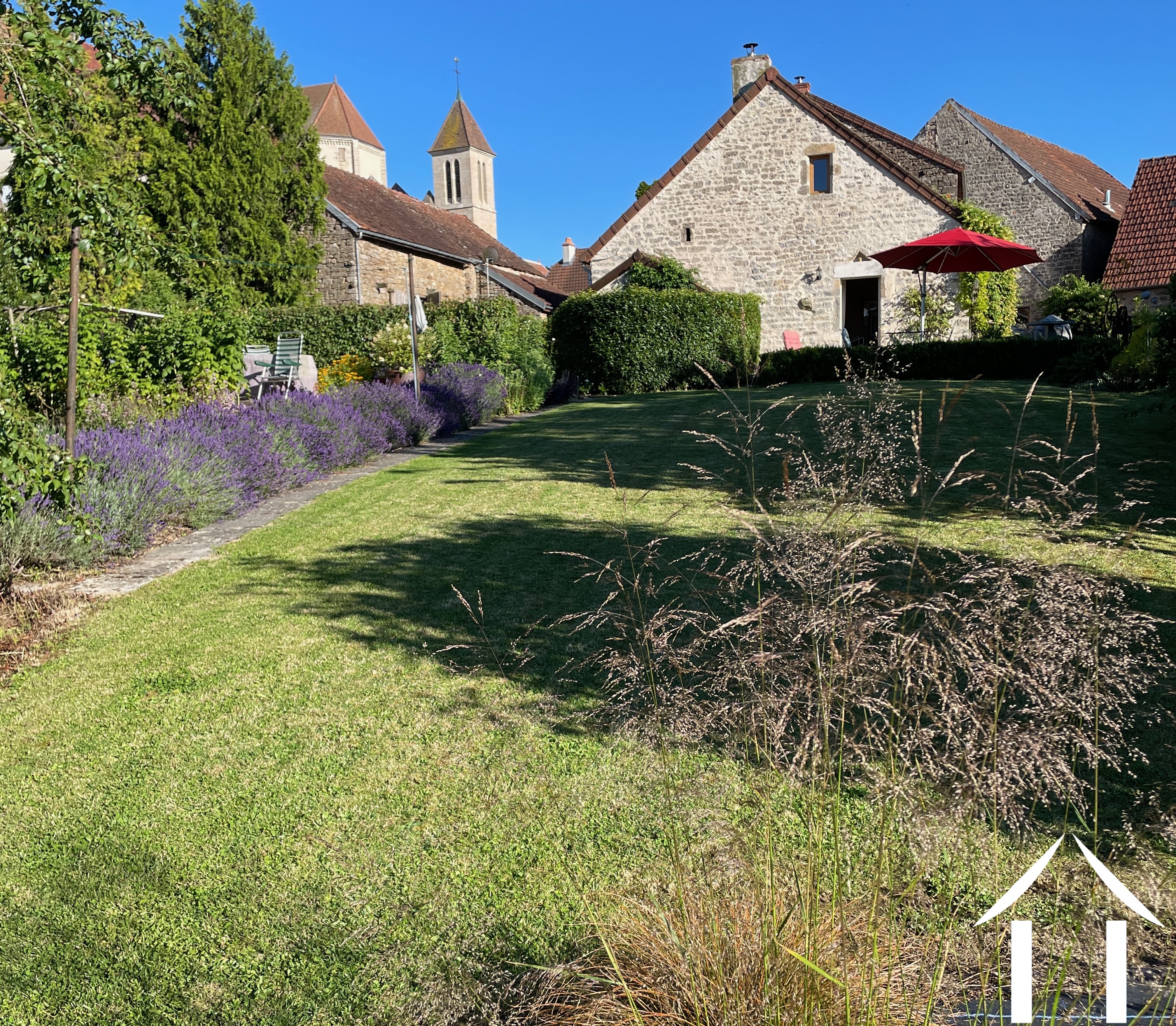 Couleur d'été avec vue sur l'église