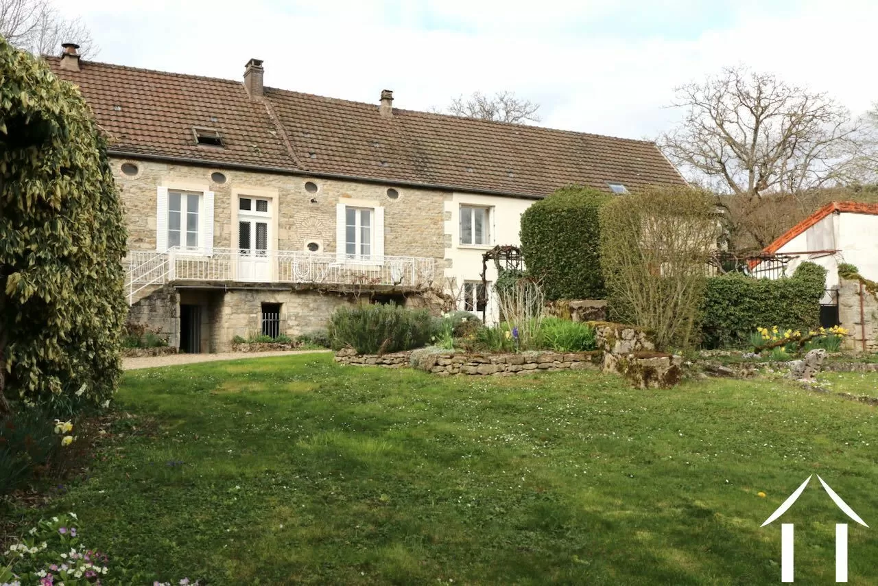 Jardin avant avec maison familiale