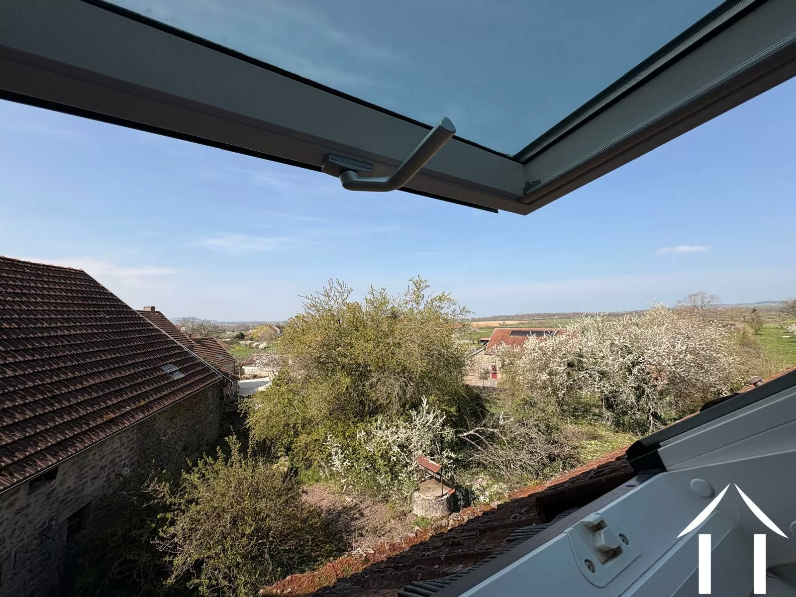 Vue depuis la fenêtre de toit de la chambre principale