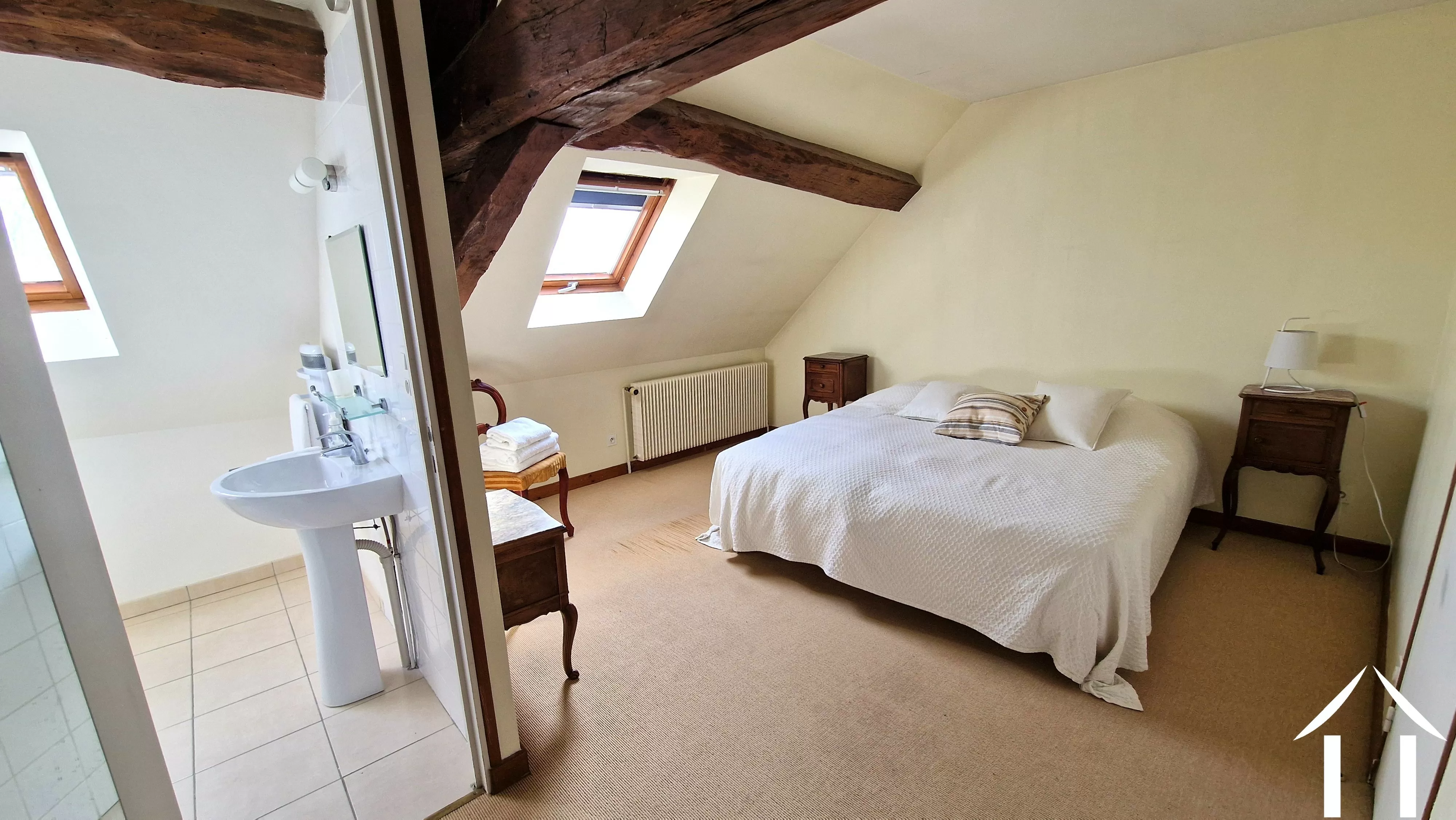 Chambre avec salle de bains attenante