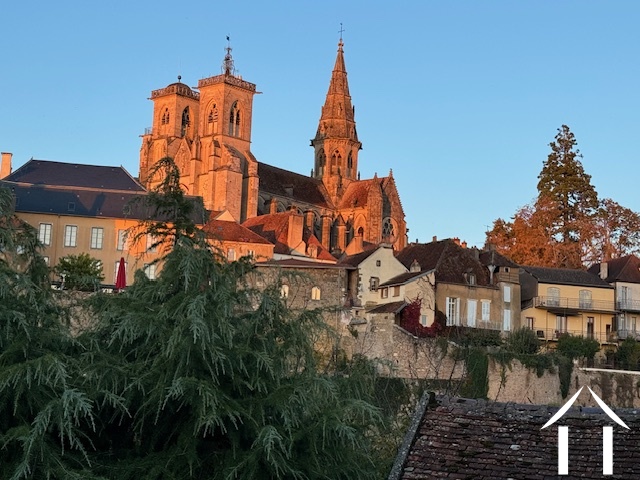 L'église de la ville dans le jardin