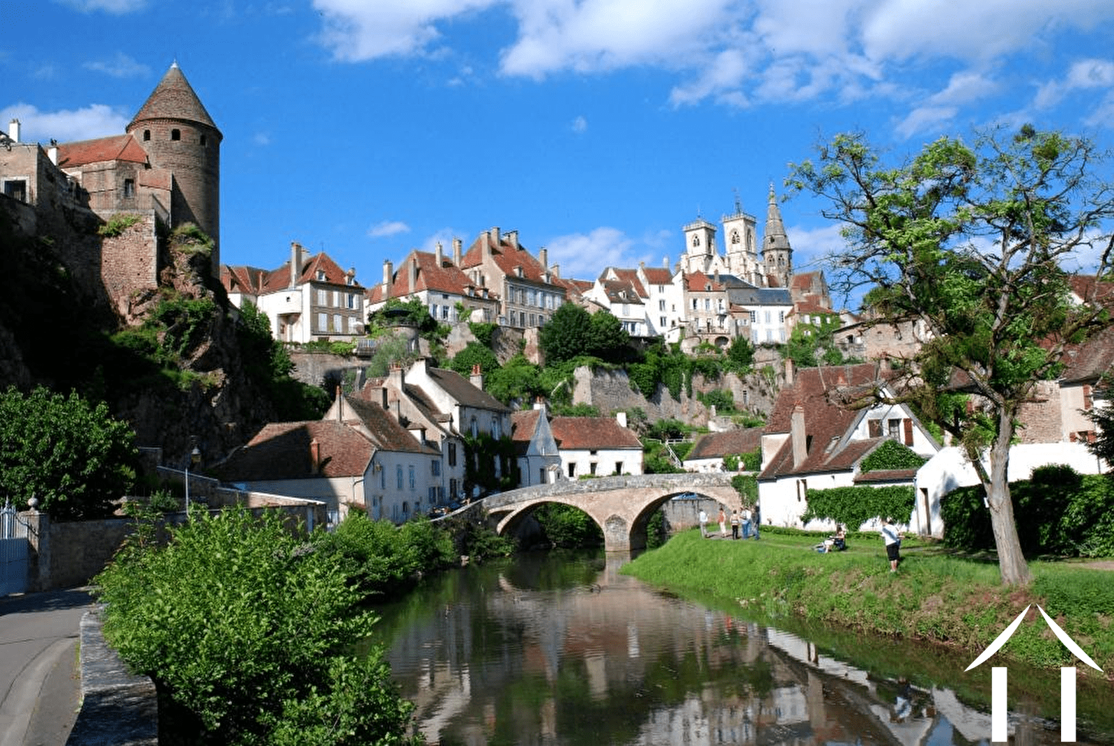 Pont en pierre du XIIIe siècle près de la maison