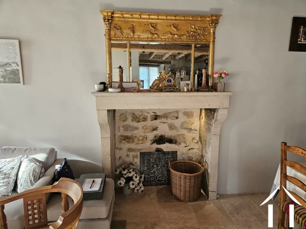 Caractéristique cheminée en pierre