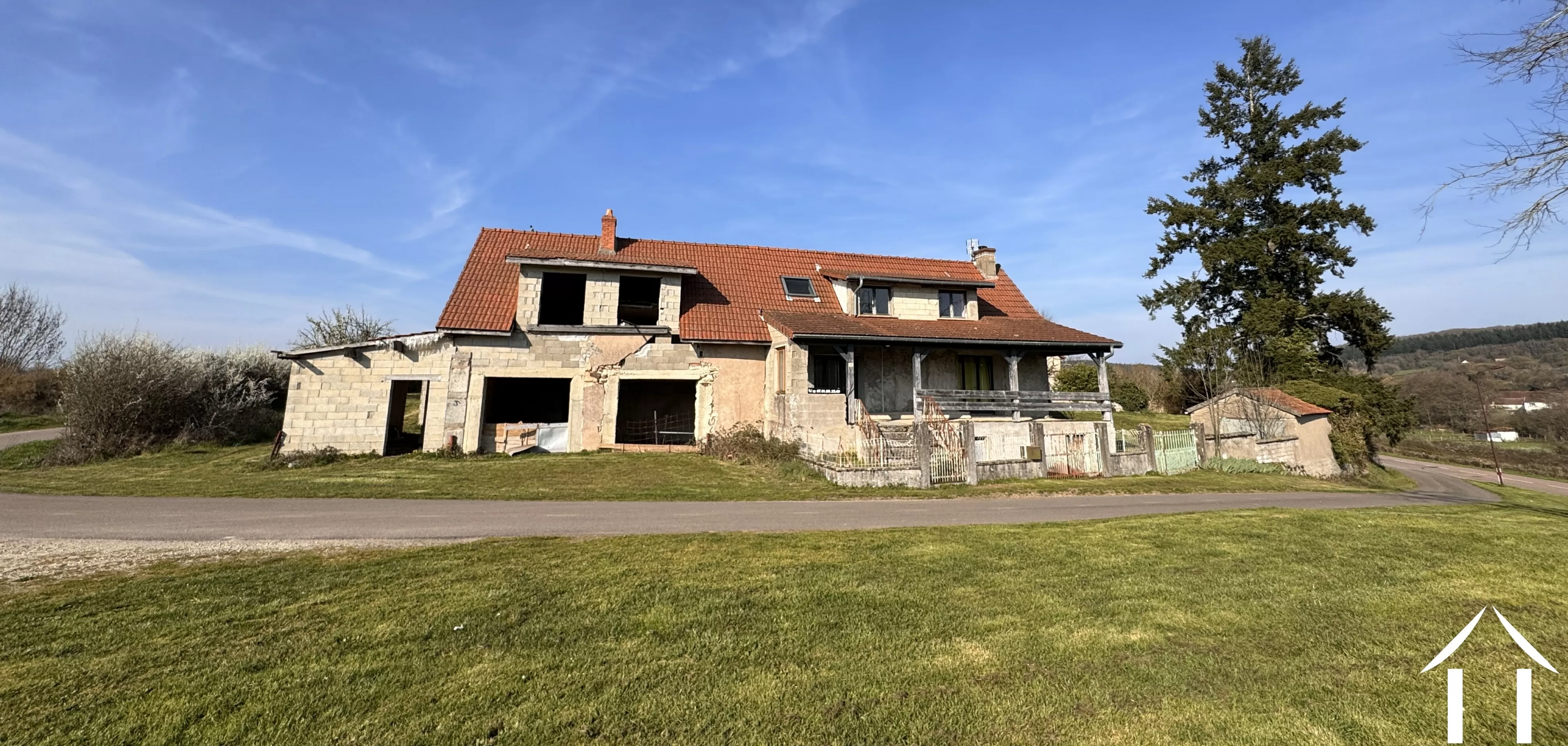 Huis met bewoonbaar gedeelte van 147m2 en aanliggende helft deels verbouwd en aansluitingen.