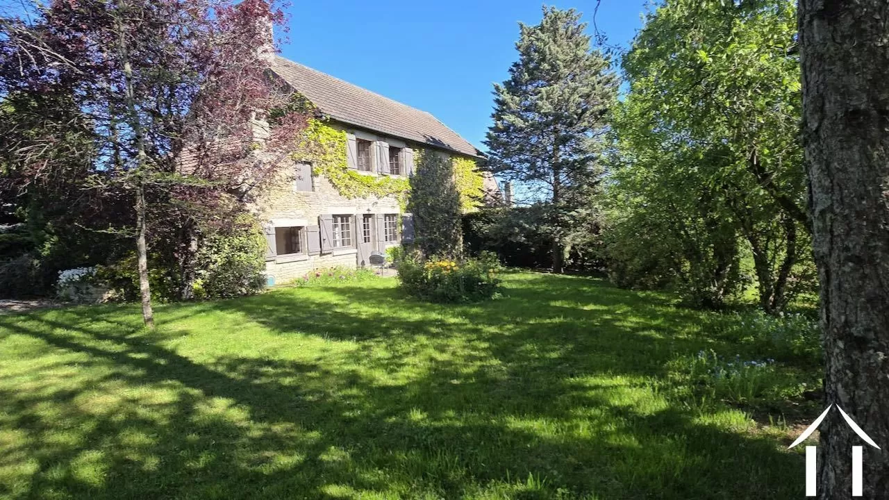 Maison en pierre avec jardin et grange