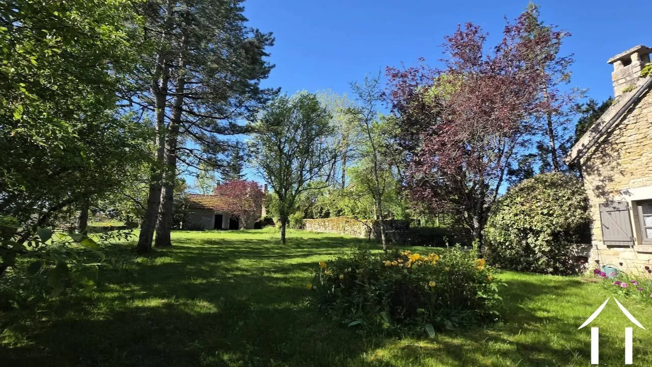 Jardin avec abri de jardin