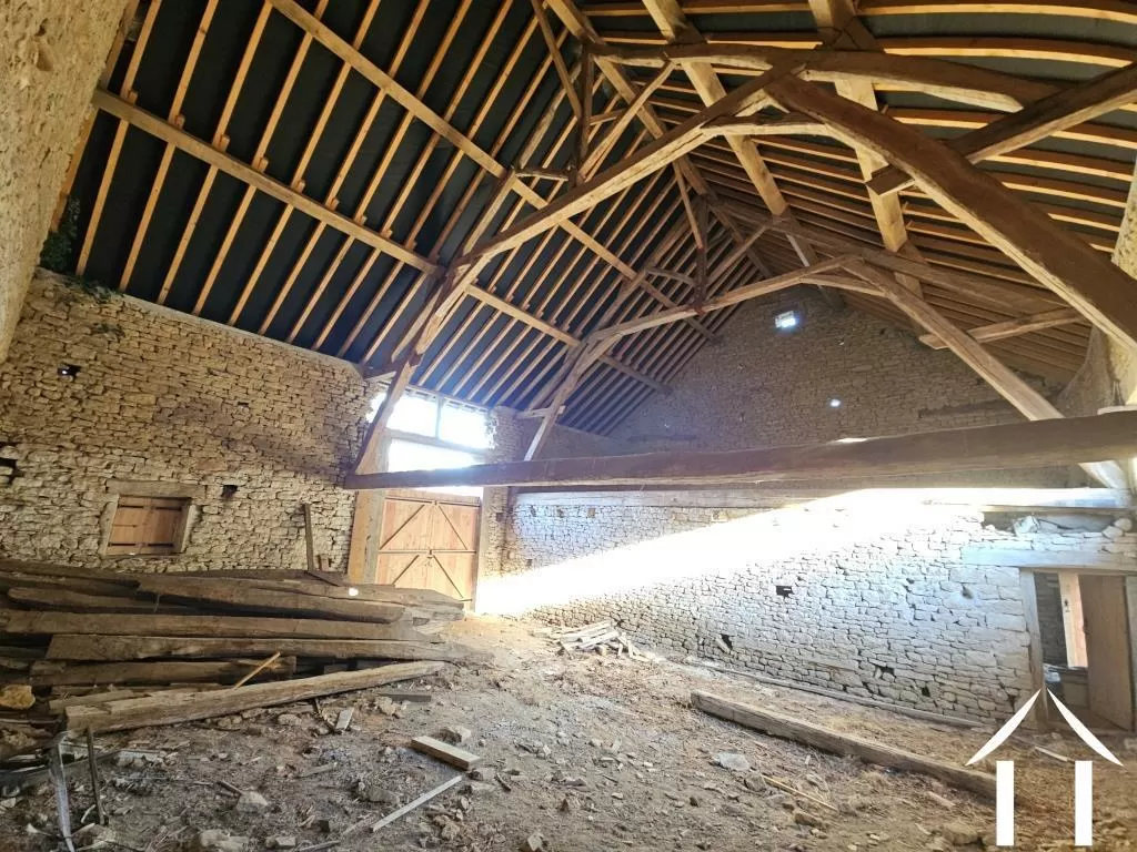 Intérieur de la grange et structure en poutres