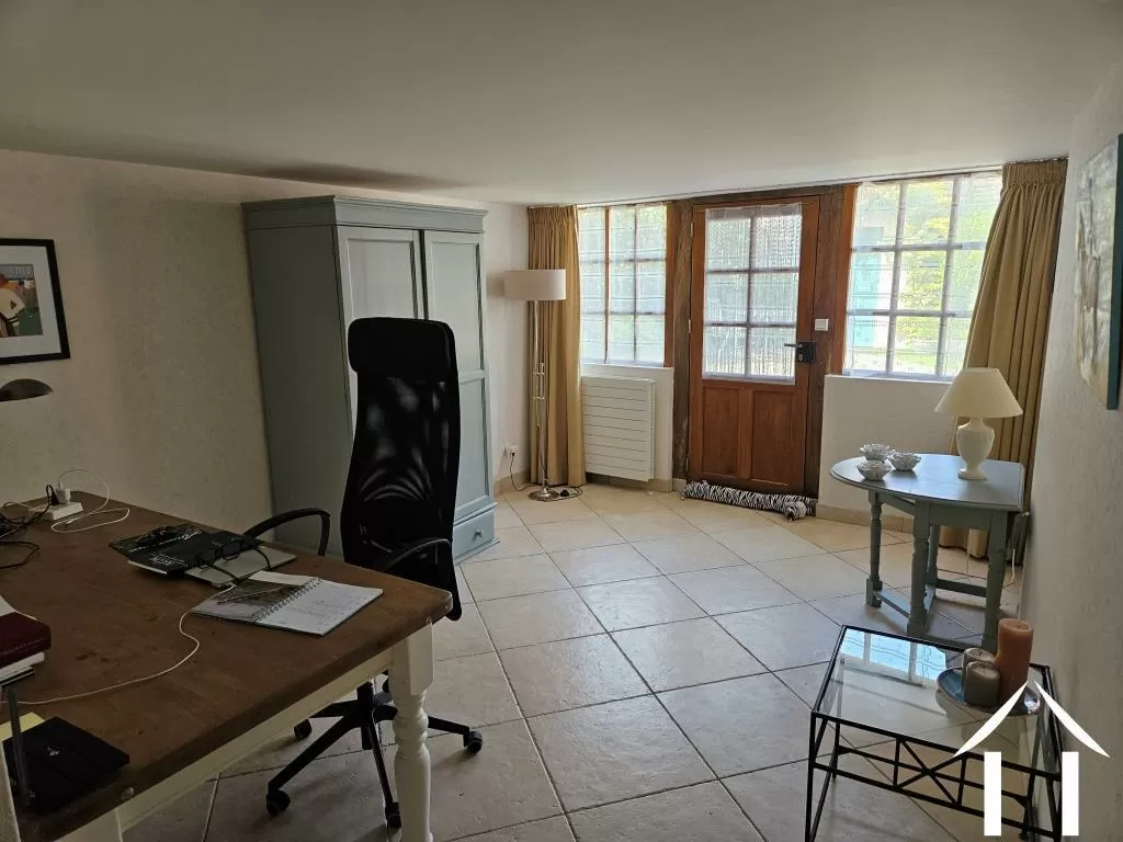 Chambre ou salle à manger au rez-de-chaussée