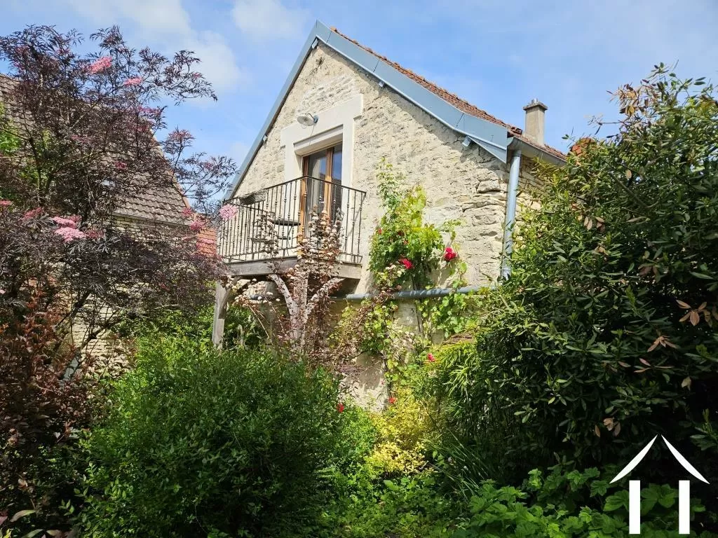 Vue du jardin sur le balcon de la chambre