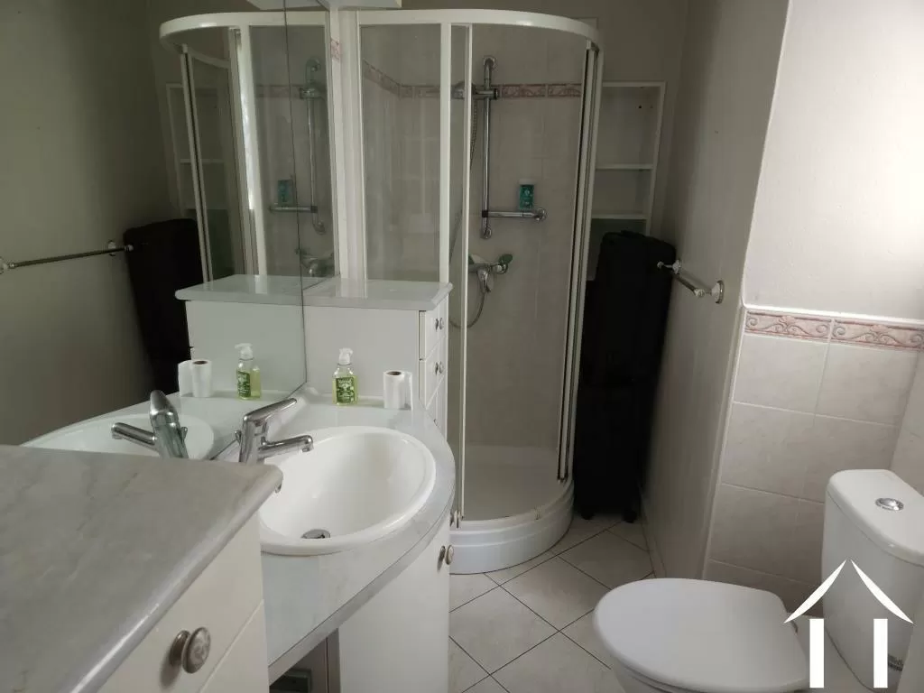 Salle de douche attenante à la chambre