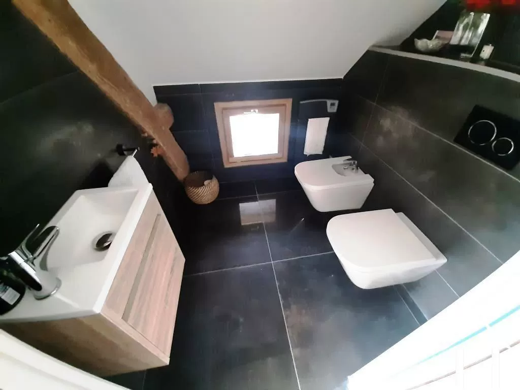 Toilettes de la suite principale, bidet et lavabo