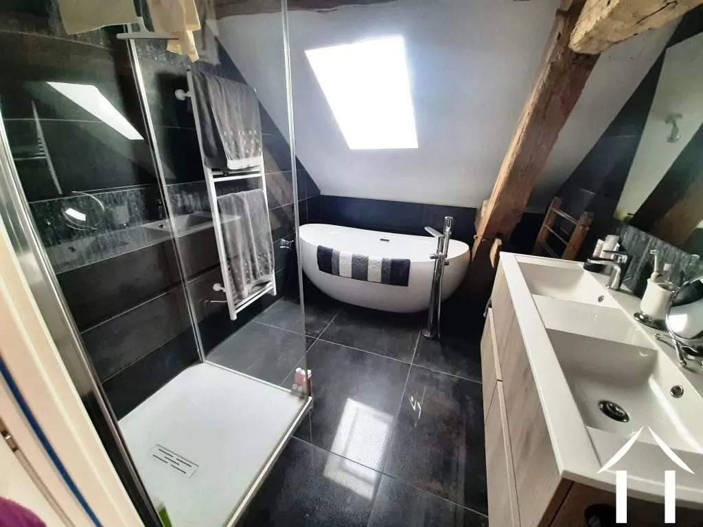 Salle de bain avec baignoire, douche et doubles lavabos
