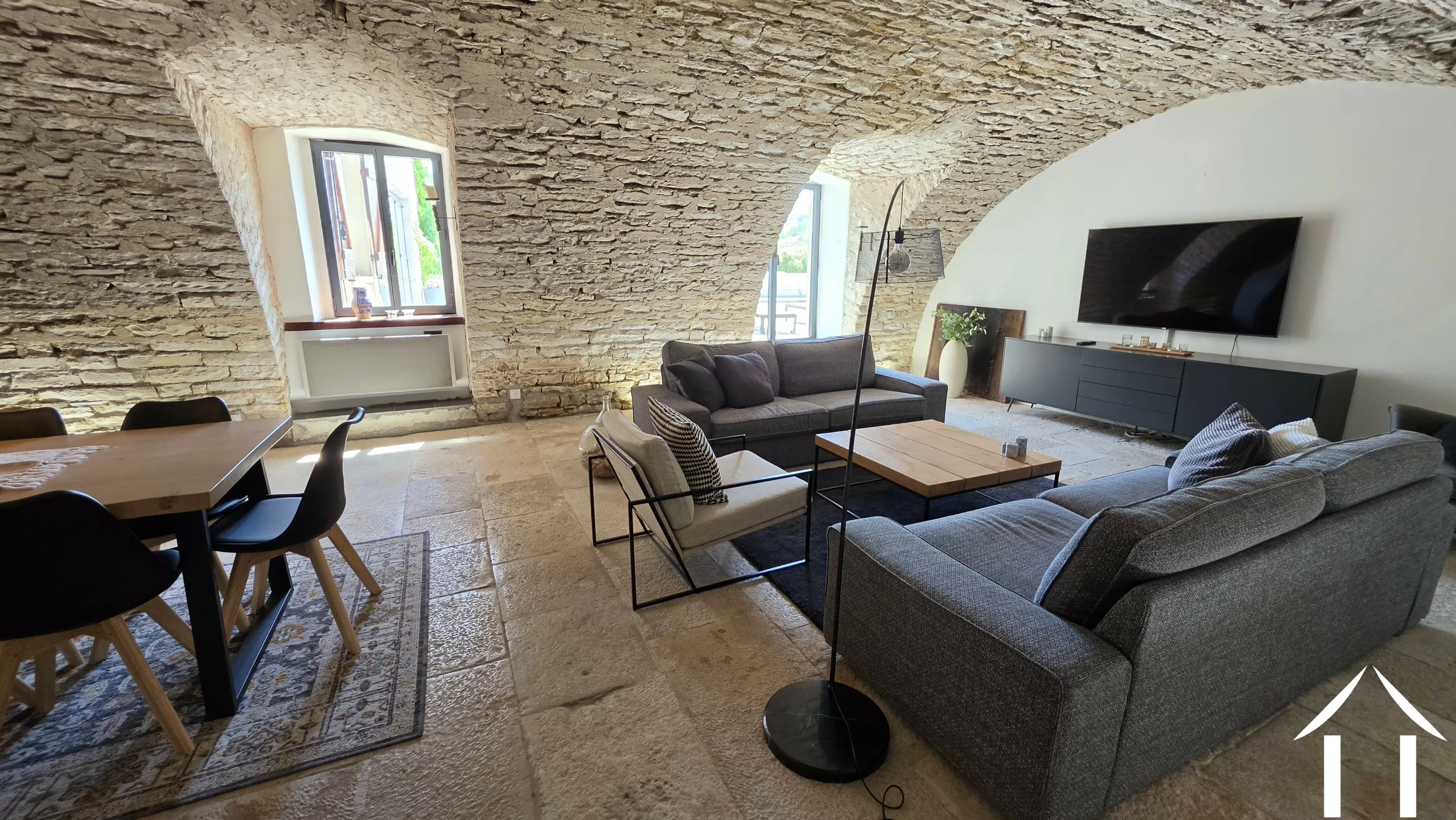Salon avec accès à la piscine