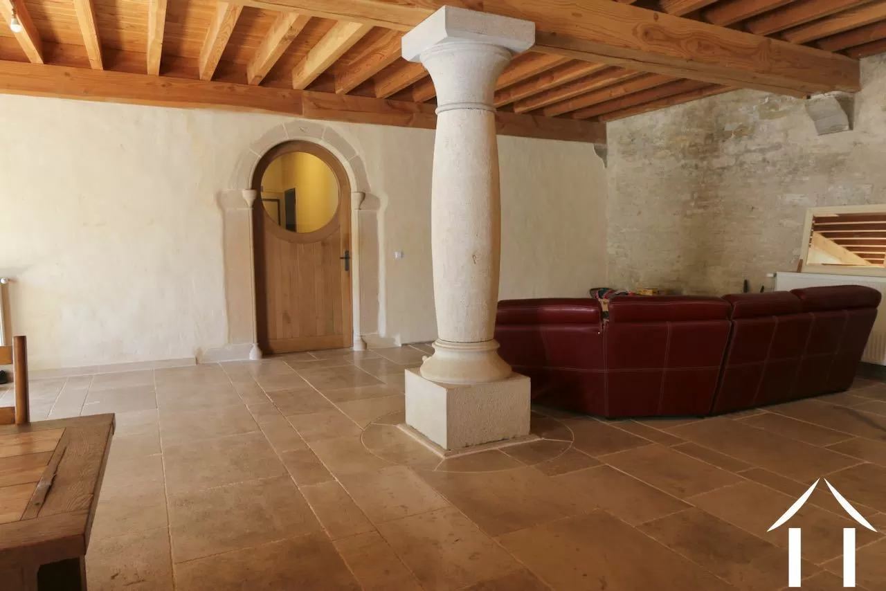 Vue de la cuisine vers la porte menant au chambres