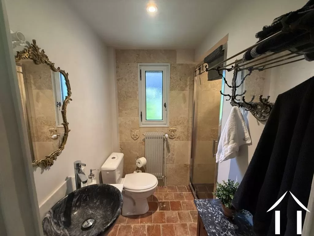 Salle de douche et toilettes au rez-de-chaussée