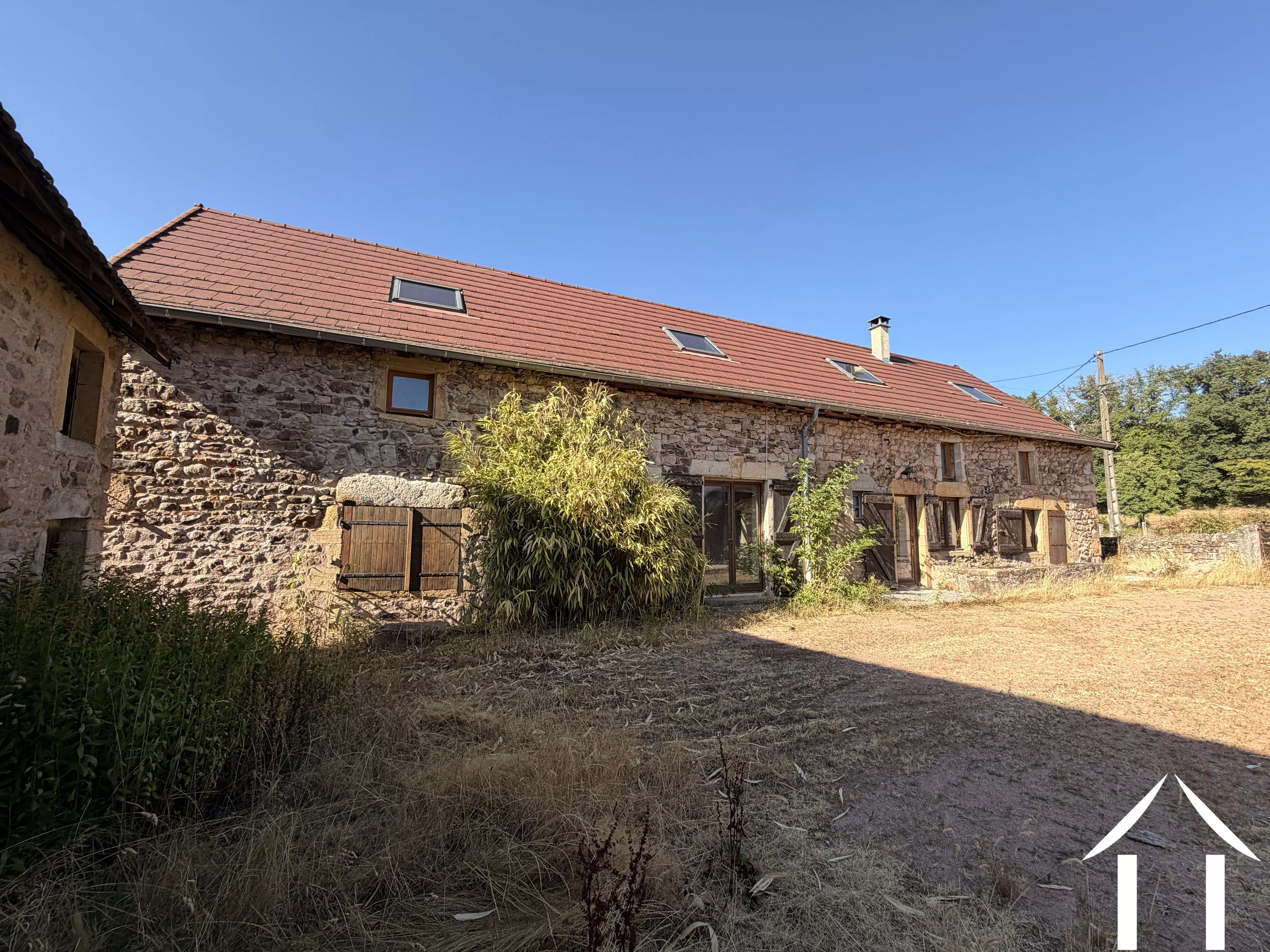 Belle ferme rénovée spacieuse avec grange et dépendance avec terrasse couverte. Entourée d'un paysage magnifique avec 9500 m2 de terrain dans le Brionnais