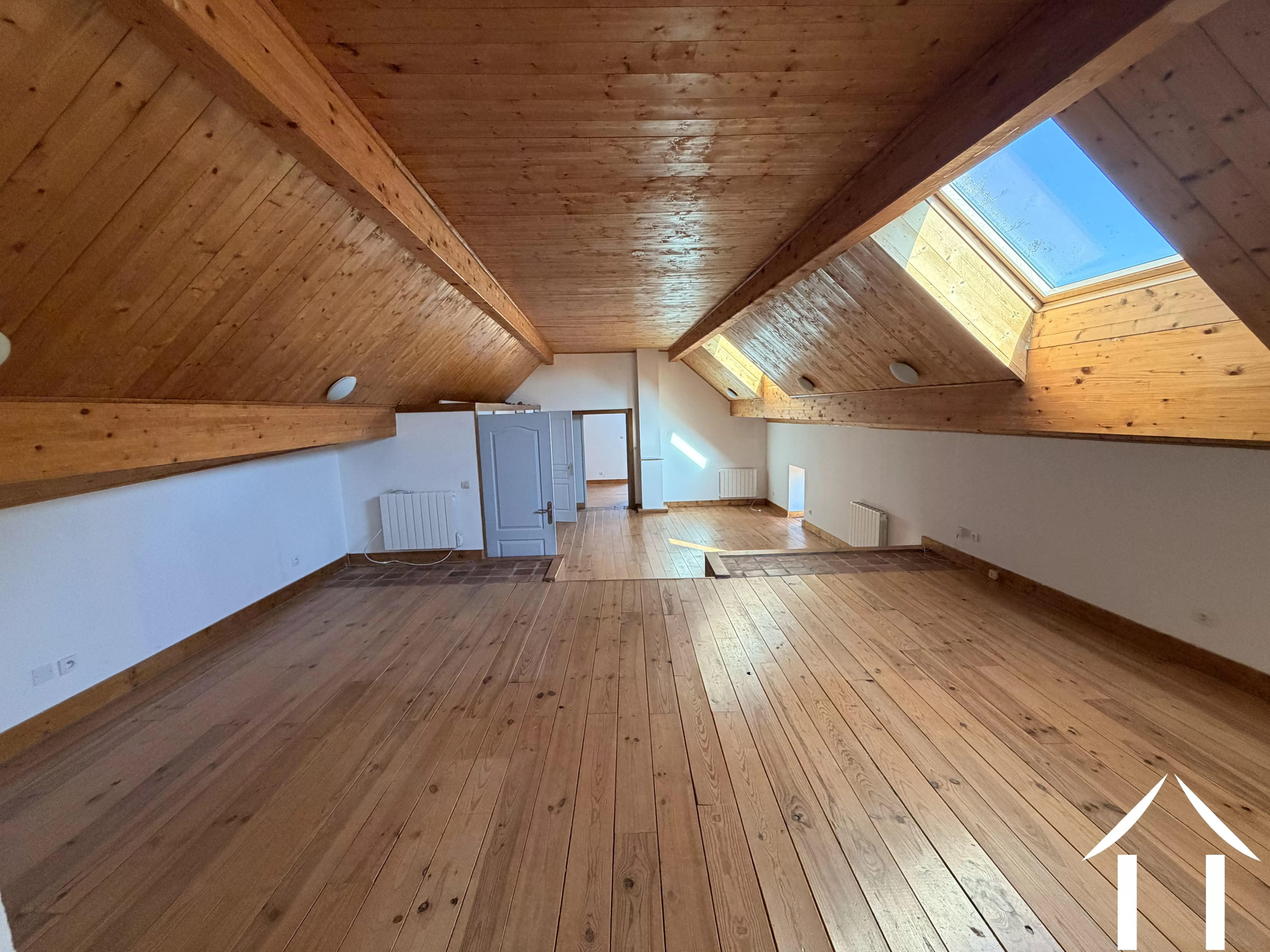 Vaste espace central au premier étage, à votre gauche une salle de bains et des toilettes séparées