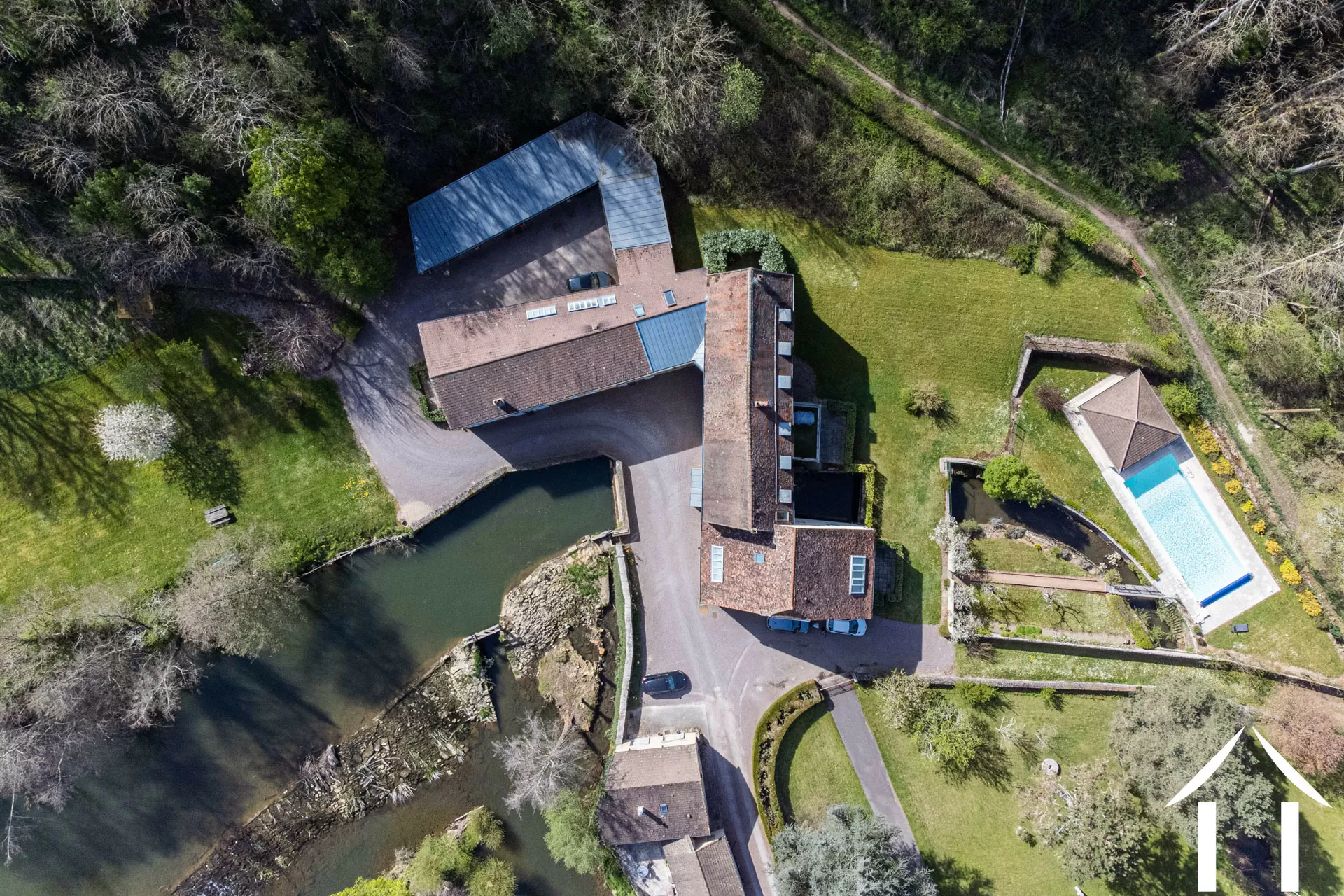 Vue aérienne du moulin et de l'étang