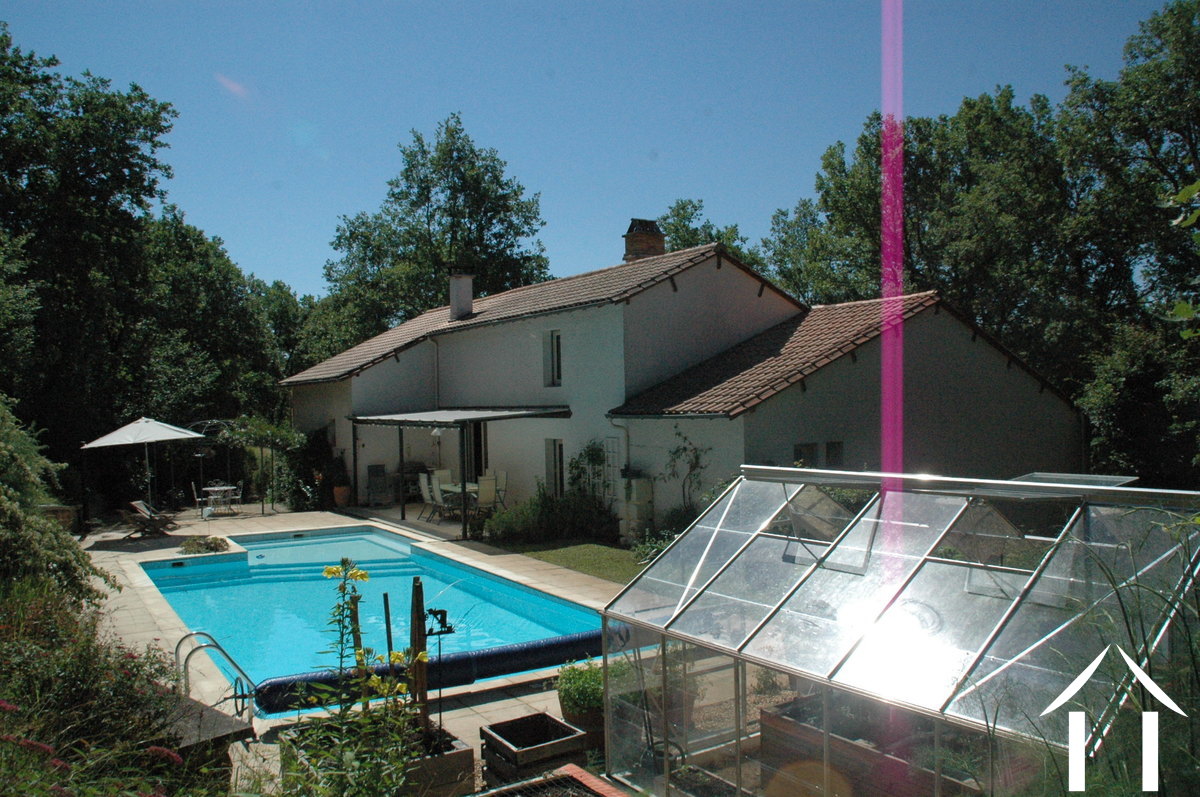 vue sur la propriété piscine et serre  