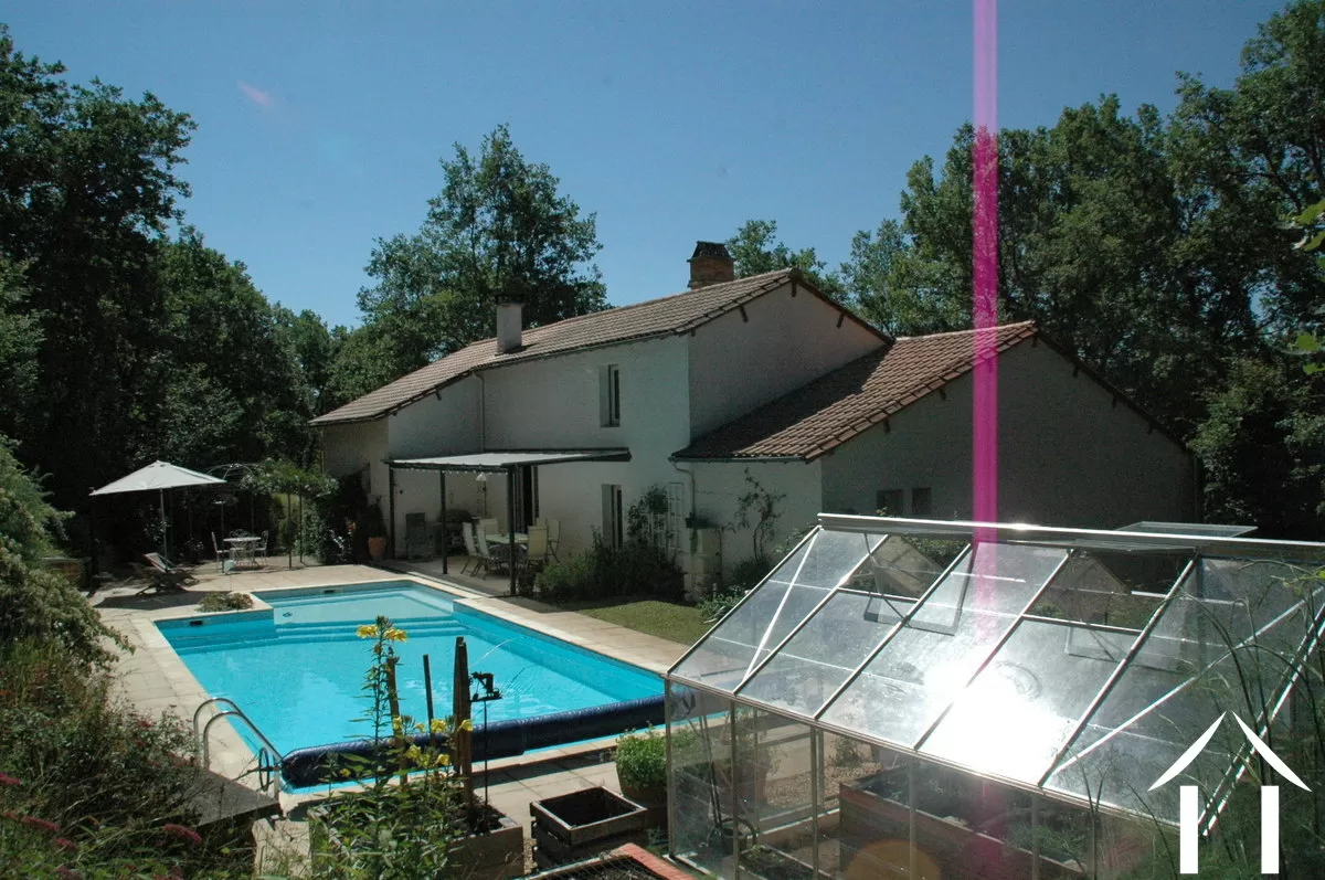 vue sur la propriété piscine et serre  