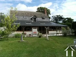 UNE GRANDE MAISON AVEC ANNEXES ET PRÉ POUR CHEVAUX.  