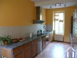 Cuisine équipée moderne. Tous les appareils electroménagers sont intégrés et restent dans la propriété.