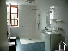 Salle de bains sympatique dans la deuxième maison (gîte). Cette propriété a de grandes portes partout et convient pour un accès en fauteuil roulant.