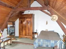 Une partie de la grande chambre à coucher au premier étage  