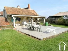 La plus petite des deux annexes à deux pièces avec sa terrasse  