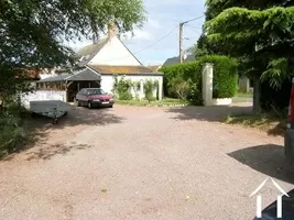 Une extrémité de la propriété avec entrée et cour.  
